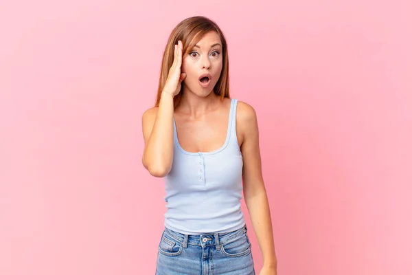 Mujer Bastante Adulta Mirando Sorprendida Realizando Nuevo Pensamiento Idea Concepto —  Fotos de Stock