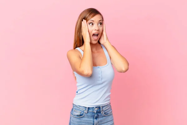 Mujer Bastante Adulta Sintiéndose Feliz Emocionada Sorprendida —  Fotos de Stock