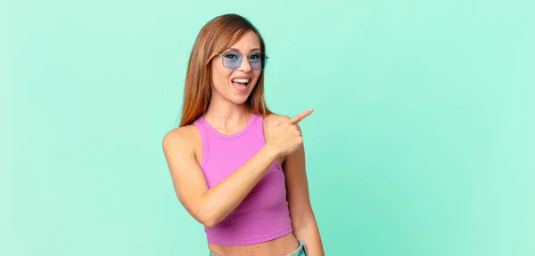 Pretty Adult Woman Looking Excited Surprised Pointing Side — Stock Photo, Image