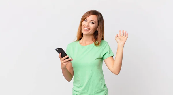 Hezká Žena Šťastně Usmívá Mává Rukou Vítá Zdraví Používá Smartphone — Stock fotografie