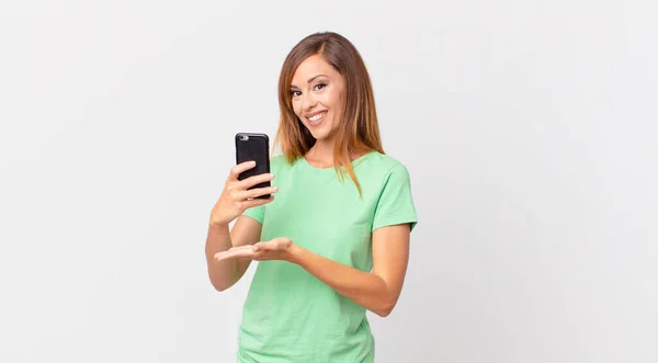 Hezká Žena Vesele Usmívá Cítí Šťastný Ukazuje Koncept Pomocí Smartphonu — Stock fotografie