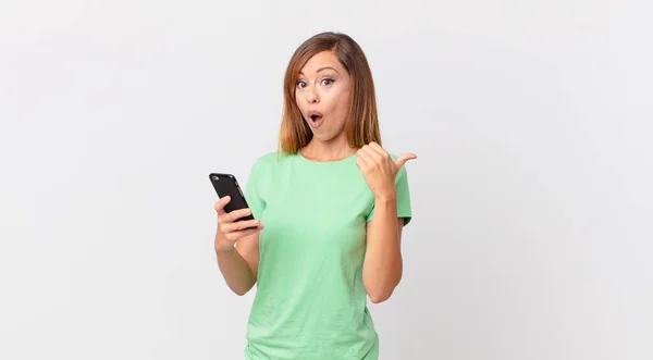 Mujer Bonita Mirando Asombrado Incredulidad Utilizando Teléfono Inteligente — Foto de Stock