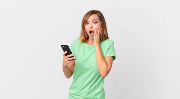 Mujer Bonita Sensación Shock Miedo Uso Teléfono Inteligente —  Fotos de Stock