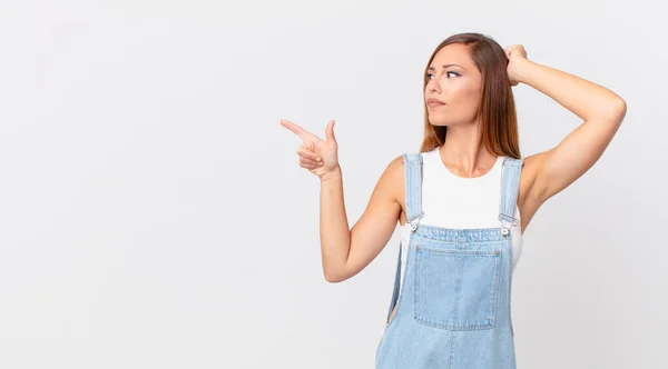 Bella Donna Sente Perplesso Confuso Graffiare Testa Uno Spazio Copia — Foto Stock