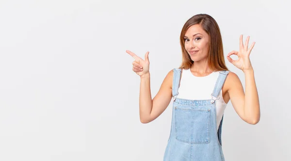 Bonita Mujer Sintiéndose Feliz Mostrando Aprobación Con Gesto Bien Espacio — Foto de Stock