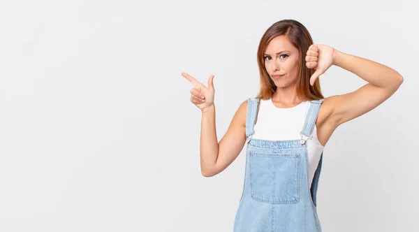 Mooie Vrouw Gevoel Kruis Tonen Duimen Naar Beneden Een Kopieerruimte — Stockfoto