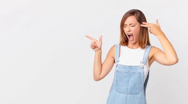 Mooie Vrouw Kijkt Ongelukkig Gestresst Zelfmoord Gebaar Maken Pistool Teken — Stockfoto