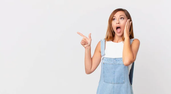 Mulher Bonita Sentindo Feliz Animado Surpreso Espaço Cópia Para Lado — Fotografia de Stock