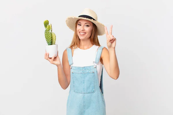 Mooie Vrouw Glimlachen Kijken Vriendelijk Tonen Nummer Twee Het Vasthouden — Stockfoto