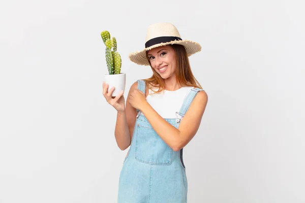 Hübsche Frau Die Sich Glücklich Fühlt Und Vor Einer Herausforderung — Stockfoto