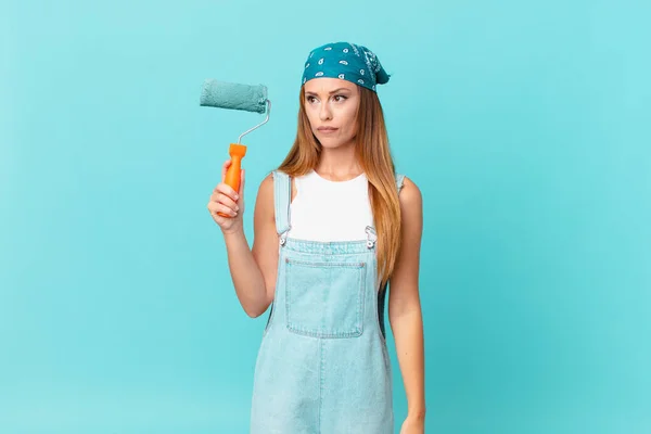 Mooie Vrouw Voelt Zich Verdrietig Boos Boos Kijken Naar Zijkant — Stockfoto