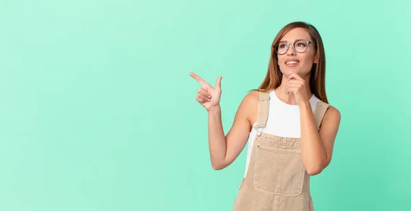 Bonita Mujer Sonriendo Feliz Soñando Despierto Dudando Espacio Copia — Foto de Stock