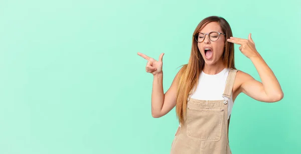 Hübsche Frau Die Unglücklich Und Gestresst Aussieht Selbstmordgeste Die Gewehrzeichen — Stockfoto