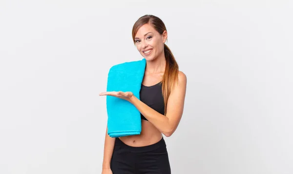 Mulher Bonita Sorrindo Alegremente Sentindo Feliz Mostrando Conceito Conceito Aptidão — Fotografia de Stock