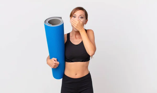 Mooie Vrouw Bedekken Mond Met Handen Met Een Geschokt Yoga — Stockfoto