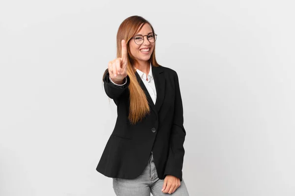 Bonita Mujer Sonriendo Orgullosa Confiadamente Haciendo Número Uno Concepto Negocio — Foto de Stock