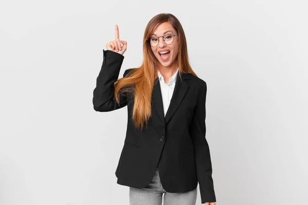 Mulher Bonita Sentindo Como Gênio Feliz Animado Depois Perceber Uma — Fotografia de Stock