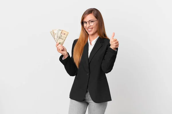 Mulher Bonita Sentindo Orgulhoso Sorrindo Positivamente Com Polegares Para Cima — Fotografia de Stock