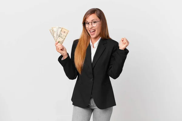 Mooie Vrouw Voelt Zich Geschokt Lacht Viert Succes Bedrijfs Dollarconcept — Stockfoto