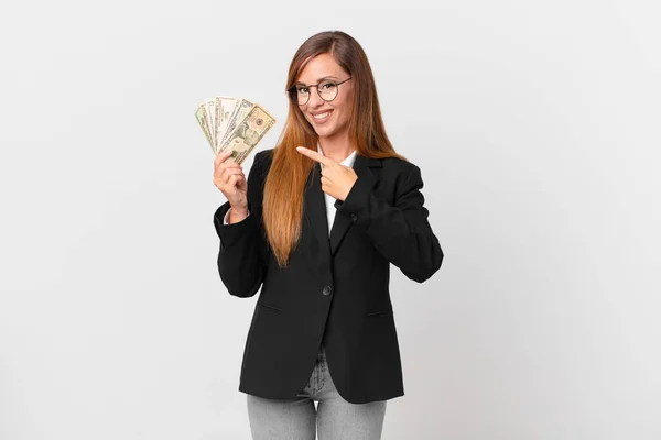 Mujer Bonita Mirando Emocionado Sorprendido Señalando Lado Concepto Negocio Dólares — Foto de Stock