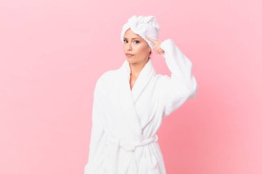 Güzel kadın şaşkın ve şaşkın hissediyor, senin deli olduğunu gösteriyor. spa konsepti