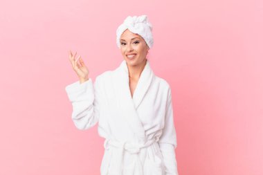 Güzel bir kadın kendini mutlu hissediyor, bir çözüm ya da fikir bulduğuna şaşırıyor. spa konsepti