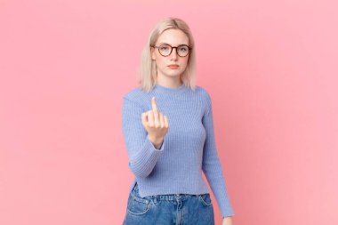 sarışın güzel kadın kızgın, sinirli, asi ve agresif hissediyor.