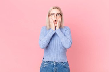 Sarışın, güzel bir kadın şokta ve korkuyor.