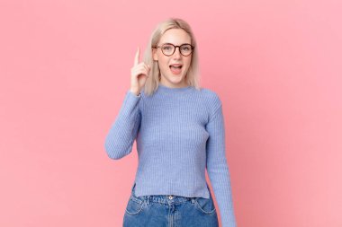 Sarışın, güzel bir kadın bir fikri fark ettikten sonra mutlu ve heyecanlı bir dahi gibi hissediyor.