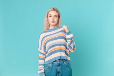 Sarışın güzel kadın kibirli, başarılı, pozitif ve gururlu görünüyor.