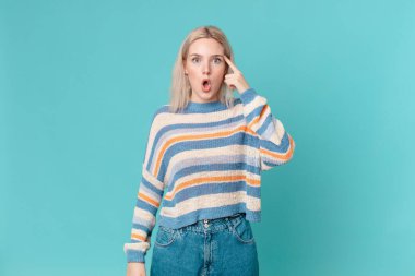 sarışın güzel kadın şaşırmış görünüyor, yeni bir düşünce, fikir ya da konsept fark ediyor.