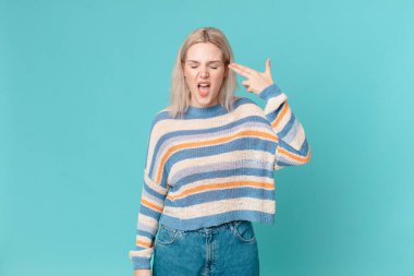 sarışın güzel kadın mutsuz ve stresli görünüyor, intihar jesti silah işareti yapıyor