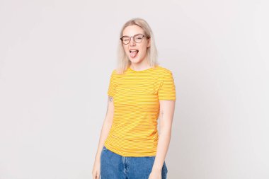 Sarışın, güzel, neşeli ve asi tavırlı, şakacı ve dilsiz bir kadın.