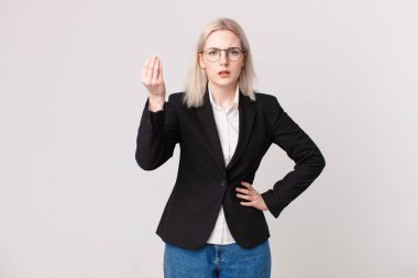 Sarışın, güzel bir kadın kapiş ya da para hareketi yapıyor, sana ödemeni söylüyor. iş kavramı