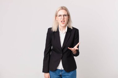 Sarışın, güzel bir kadın sinirli, sinirli ve sinirli görünüyor. iş kavramı