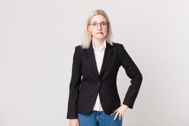 Şaşkın ve kafası karışmış sarışın güzel bir kadın. iş kavramı