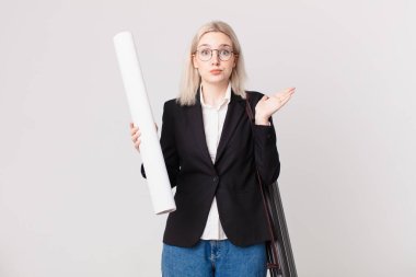 Sarışın, güzel bir kadın şaşkın, şaşkın ve şüpheci hissediyor. mimar konsepti