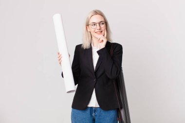 Mutlu, kendine güvenen, elleri çenesinde gülümseyen sarışın güzel bir kadın. mimar konsepti