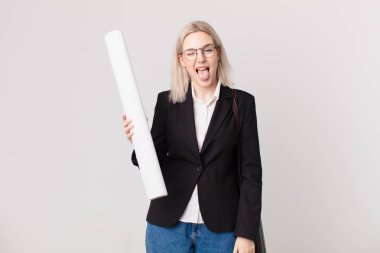 Sarışın, güzel, neşeli ve asi tavırlı, şaka yapan ve dilini dışarı çıkaran bir kadın. mimar konsepti