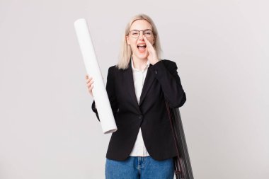 Sarışın, güzel bir kadın kendini mutlu hissediyordu. Elleri ağızının yanında bağırıyordu. mimar konsepti