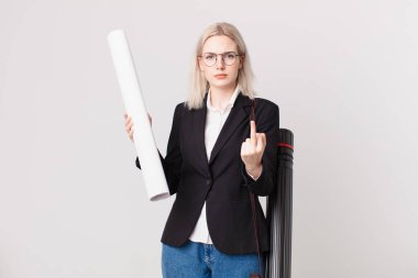 Sarışın, güzel bir kadın kızgın, sinirli, asi ve agresif hissediyor. mimar konsepti