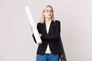 Sarışın, güzel bir kadın omuz silkiyor, kafası karışık ve kararsız. mimar konsepti