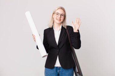 Sarışın, güzel, mutlu bir şekilde gülümseyen, el sallayan, seni selamlayan bir kadın. mimar konsepti