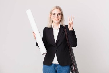 Sarışın, güzel bir kadın gülümsüyor ve arkadaş canlısı görünüyor, üç numarayı gösteriyor. mimar konsepti