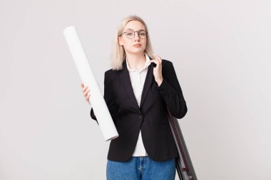 Sarışın, güzel bir kadın kibirli, başarılı, pozitif ve gururlu görünüyor. mimar konsepti