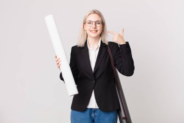 Kendine güvenerek gülümseyen sarışın, güzel bir kadın. mimar konsepti