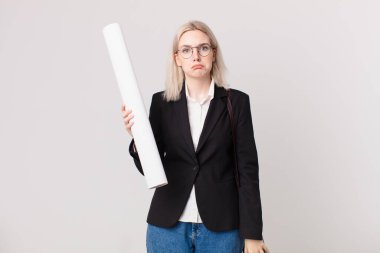 Sarışın, güzel bir kadın üzgün ve mızmızlanıyor. Mutsuz bir bakışı var ve ağlıyor. mimar konsepti