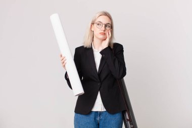 Sarışın, güzel bir kadın bıkkın, bıkkın ve yorucu bir geceden sonra uykulu hissediyor. mimar konsepti