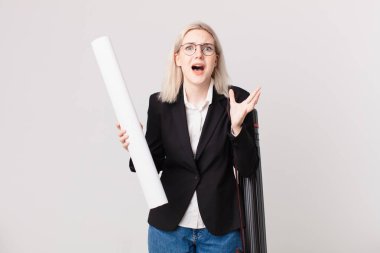 Sarışın, güzel bir kadın umutsuz, hayal kırıklığına uğramış ve stresli görünüyor. mimar konsepti