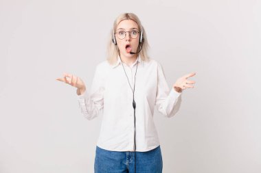 Sarışın, güzel bir kadın son derece şaşırmış ve telefon pazarlama kavramına şaşırmış.